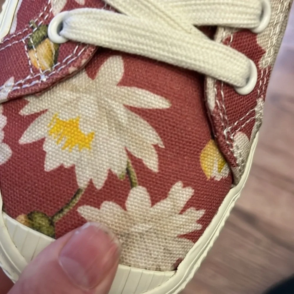 Cariuma love floral